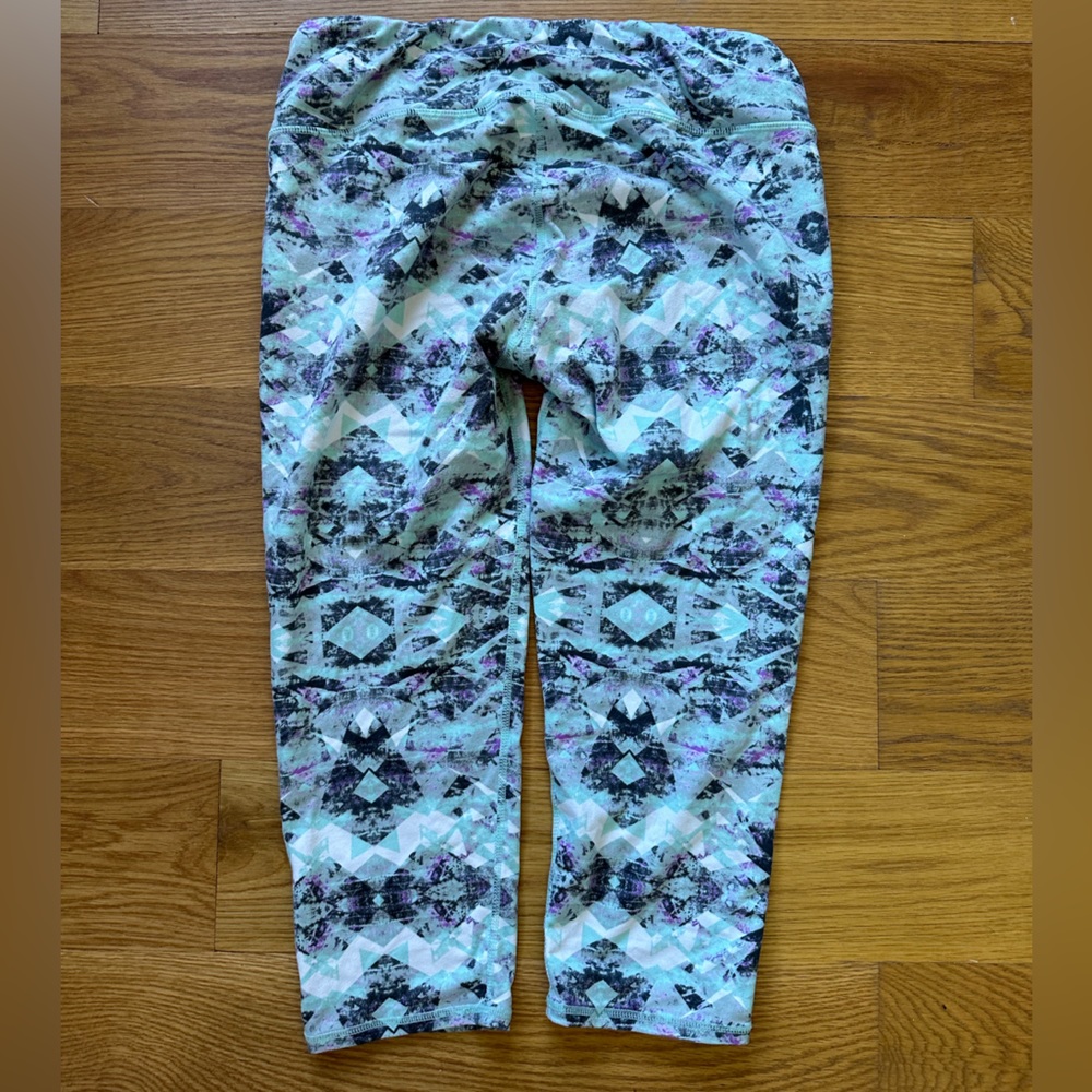 Adorable print athleta crop leggings in M